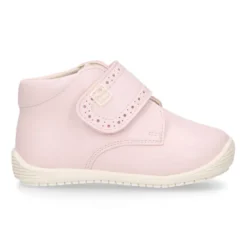 Botita casual respetuosa niños OKAA FLEX sin cordones y puntera en color ROSA.