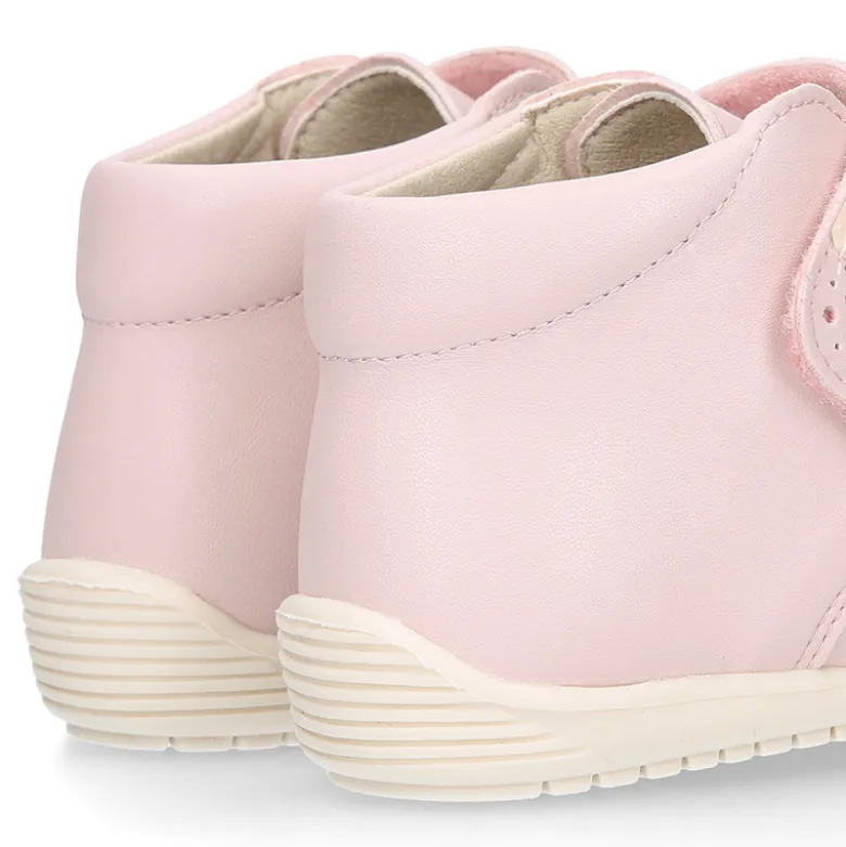 Botita casual respetuosa niños OKAA FLEX sin cordones y puntera en color ROSA.