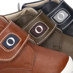 Botita casual respetuosa niños OKAA FLEX sin cordones en colores OTOÑALES.