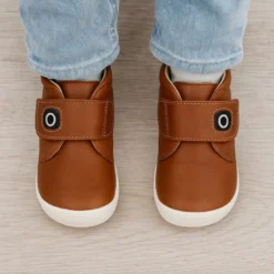 Botita casual respetuosa niños OKAA FLEX sin cordones en colores OTOÑALES.