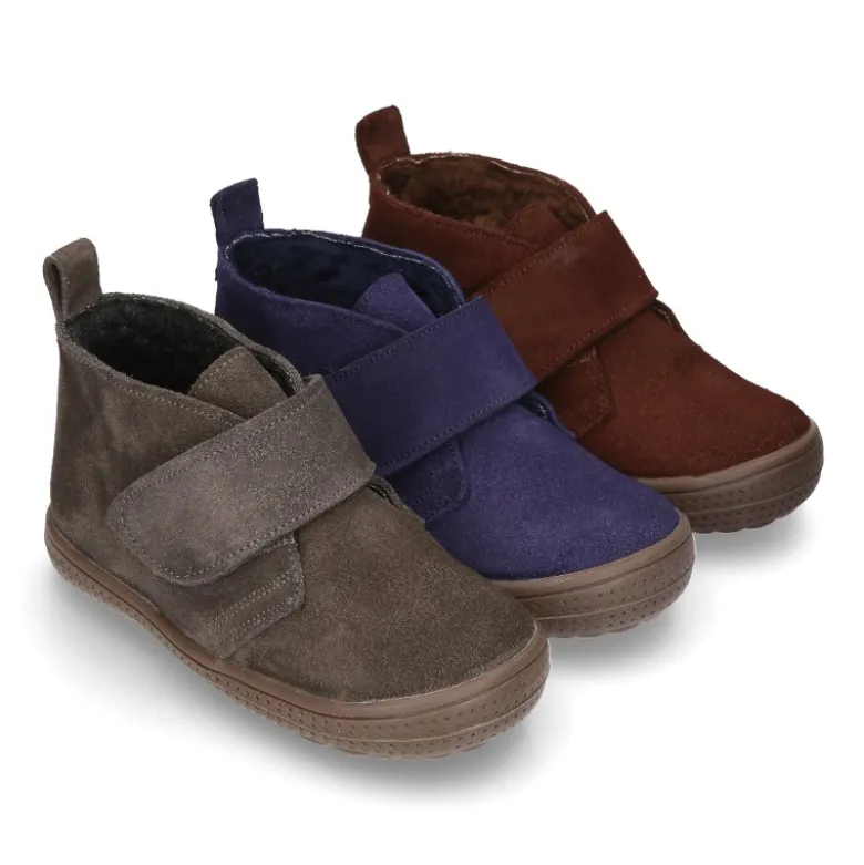 Botita casual sin cordones con borrego interior en piel serraje.