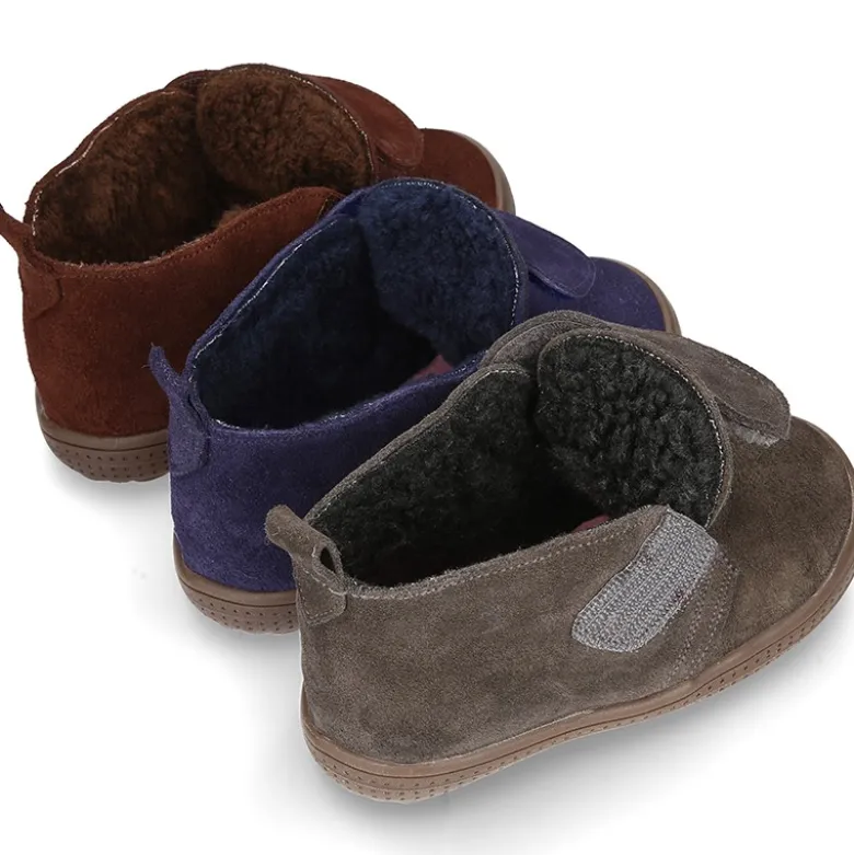 Botita casual sin cordones con borrego interior en piel serraje.