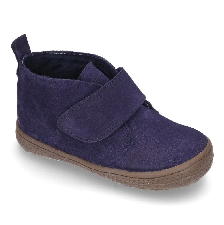 Botita casual sin cordones con borrego interior en piel serraje.