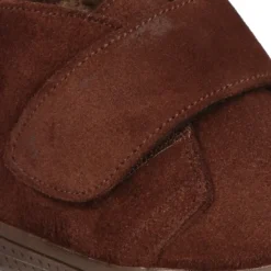 Botita casual sin cordones con borrego interior en piel serraje.