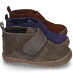 Botita casual sin cordones con borrego interior en piel serraje.