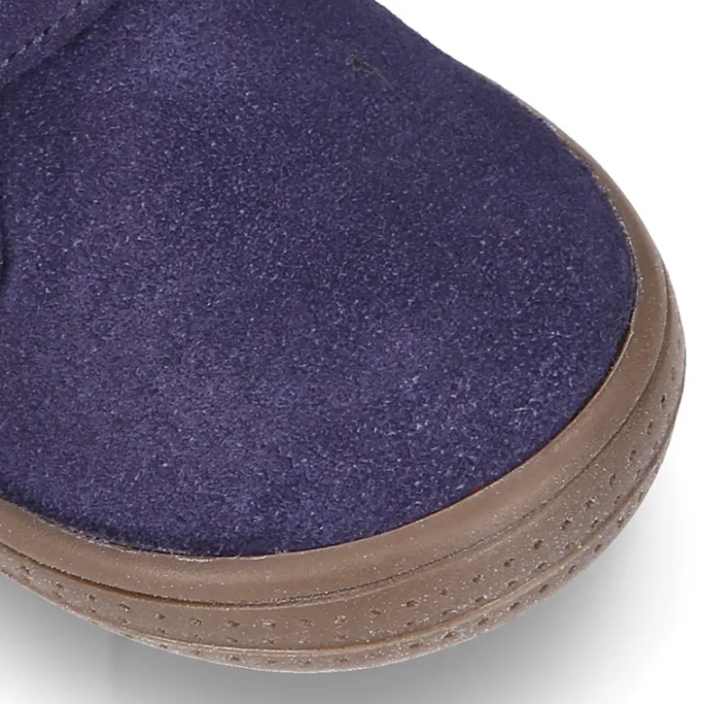 Botita casual sin cordones con borrego interior en piel serraje.