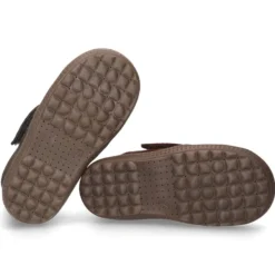 Botita casual sin cordones con borrego interior en piel serraje.