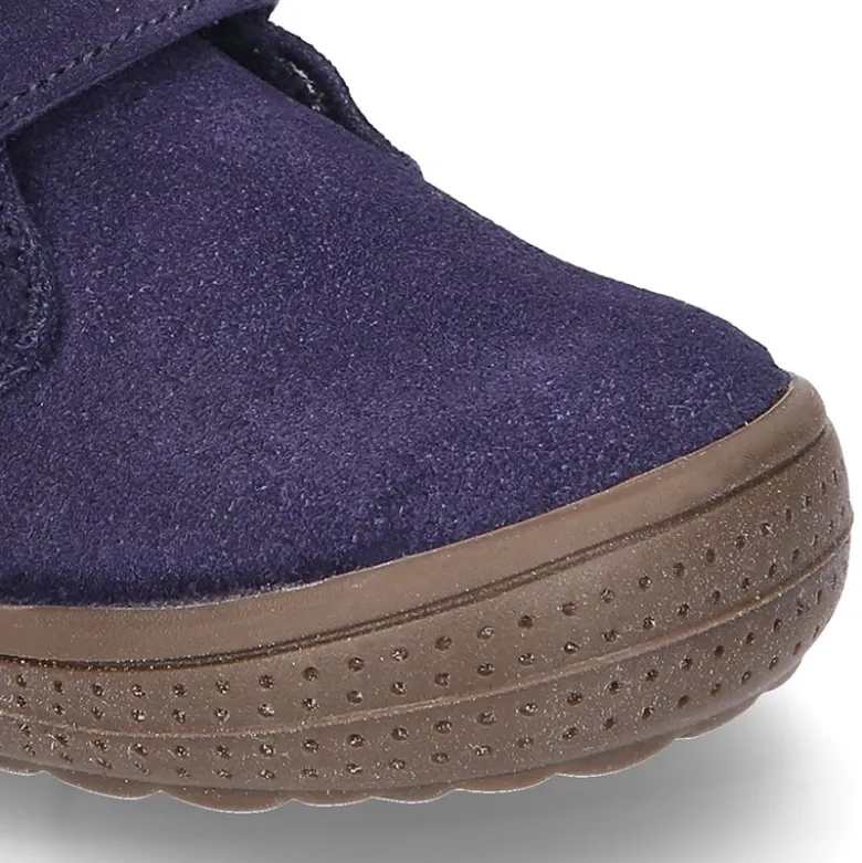 Botita casual sin cordones con borrego interior en piel serraje.
