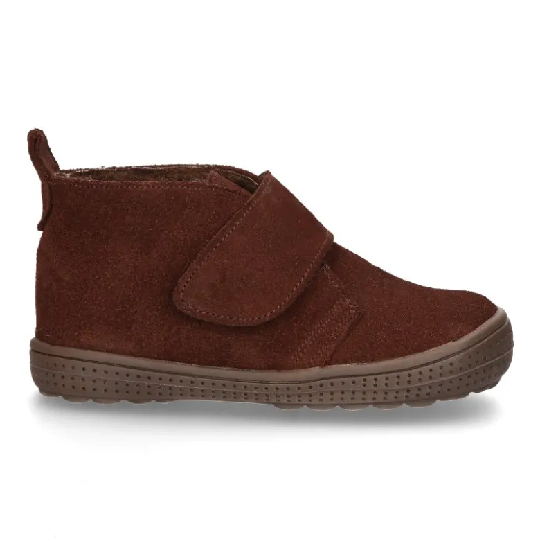 Botita casual sin cordones con borrego interior en piel serraje.