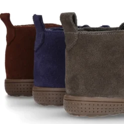Botita casual sin cordones con borrego interior en piel serraje.