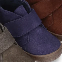 Botita casual sin cordones con borrego interior en piel serraje.