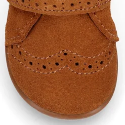 Botita clásica niños sin cordones tipo Blucher en piel serraje con picados y cuello de borreguito.