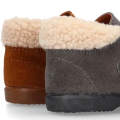 Botita clásica niños sin cordones tipo Blucher en piel serraje con picados y cuello de borreguito.