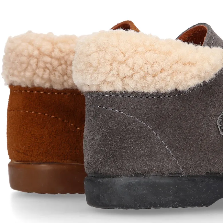 Botita clásica niños sin cordones tipo Blucher en piel serraje con picados y cuello de borreguito.
