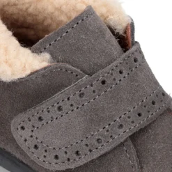Botita clásica niños sin cordones tipo Blucher en piel serraje con picados y cuello de borreguito.