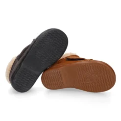 Botita clásica niños sin cordones tipo Blucher en piel serraje con picados y cuello de borreguito.