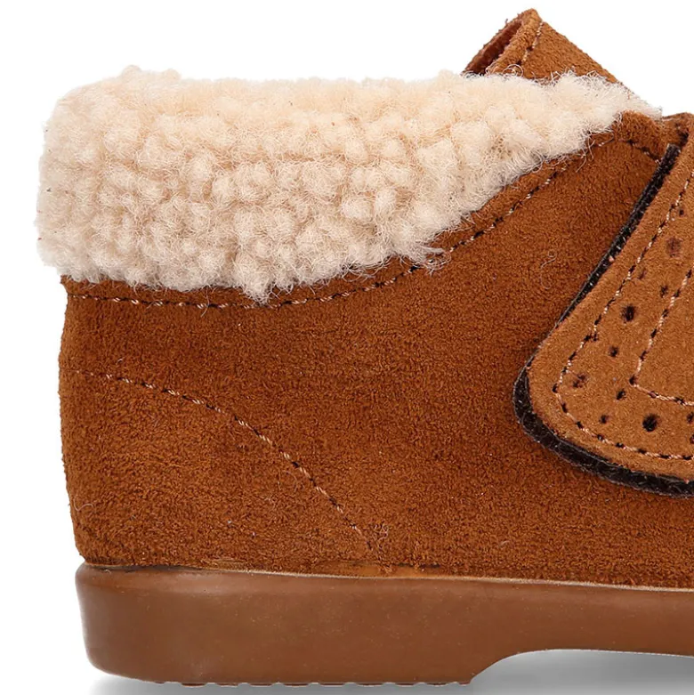 Botita clásica niños sin cordones tipo Blucher en piel serraje con picados y cuello de borreguito.