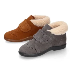 Botita clásica niños sin cordones tipo Blucher en piel serraje con picados y cuello de borreguito.