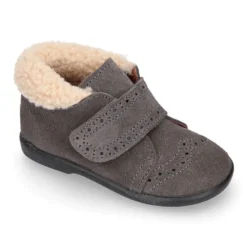 Botita clásica niños sin cordones tipo Blucher en piel serraje con picados y cuello de borreguito.