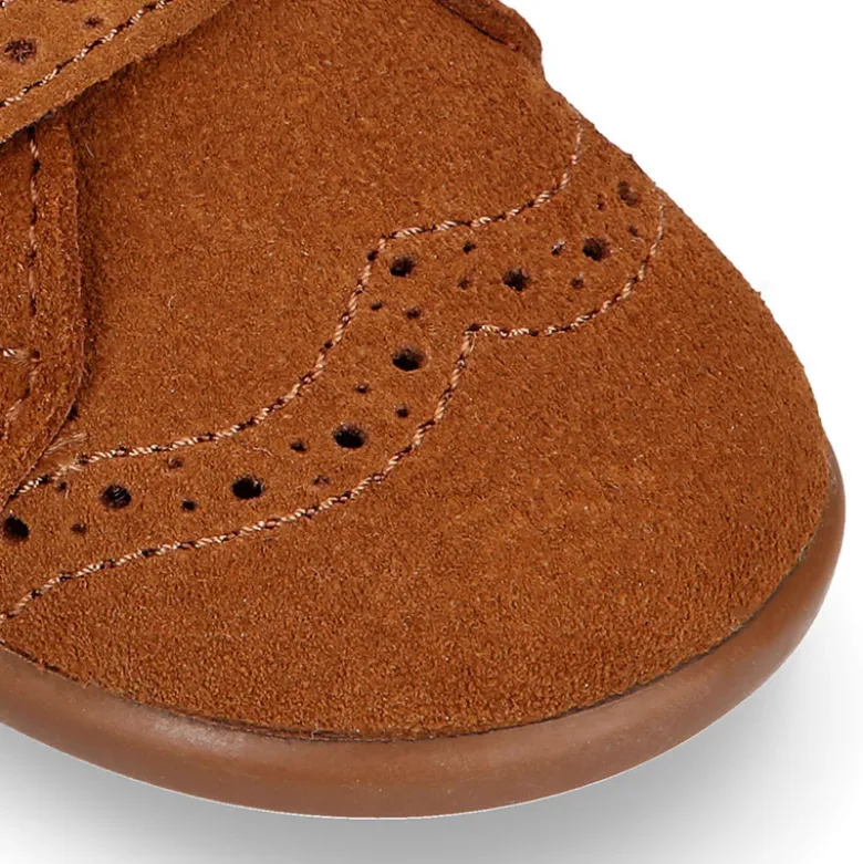 Botita clásica niños sin cordones tipo Blucher en piel serraje con picados y cuello de borreguito.