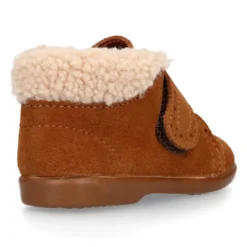 Botita clásica niños sin cordones tipo Blucher en piel serraje con picados y cuello de borreguito.