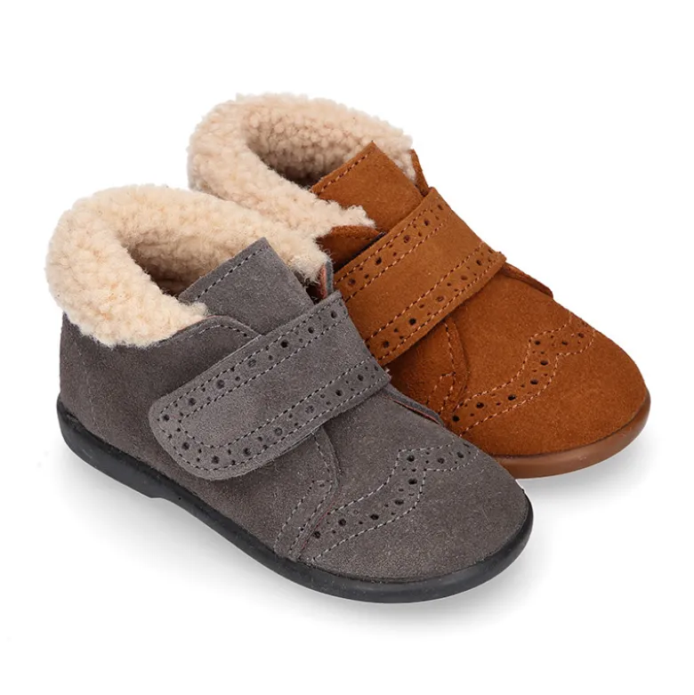 Botita clásica niños sin cordones tipo Blucher en piel serraje con picados y cuello de borreguito.
