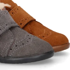 Botita clásica niños sin cordones tipo Blucher en piel serraje con picados y cuello de borreguito.