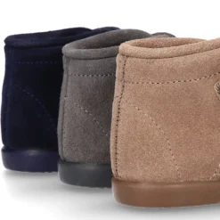 Botita clásica sin cordones tipo Blucher en piel serraje con picados.