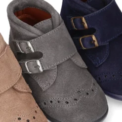 Botita clásica sin cordones tipo Blucher en piel serraje con picados.