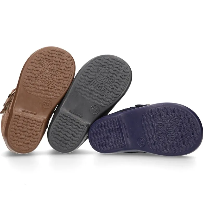 Botita clásica sin cordones tipo Blucher en piel serraje con picados.