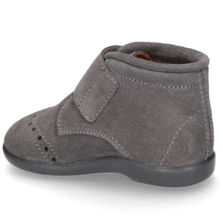 Botita clásica sin cordones tipo Blucher en piel serraje con picados.