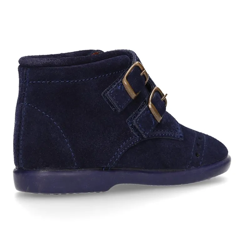 Botita clásica sin cordones tipo Blucher en piel serraje con picados.