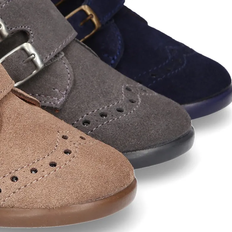 Botita clásica sin cordones tipo Blucher en piel serraje con picados.