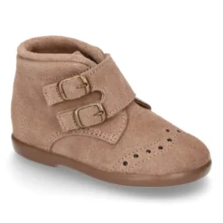 Botita clásica sin cordones tipo Blucher en piel serraje con picados.