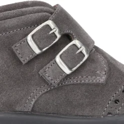 Botita clásica sin cordones tipo Blucher en piel serraje con picados.