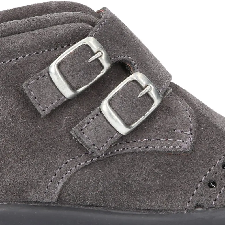 Botita clásica sin cordones tipo Blucher en piel serraje con picados.