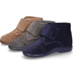 Botita clásica sin cordones tipo Blucher en piel serraje con picados.