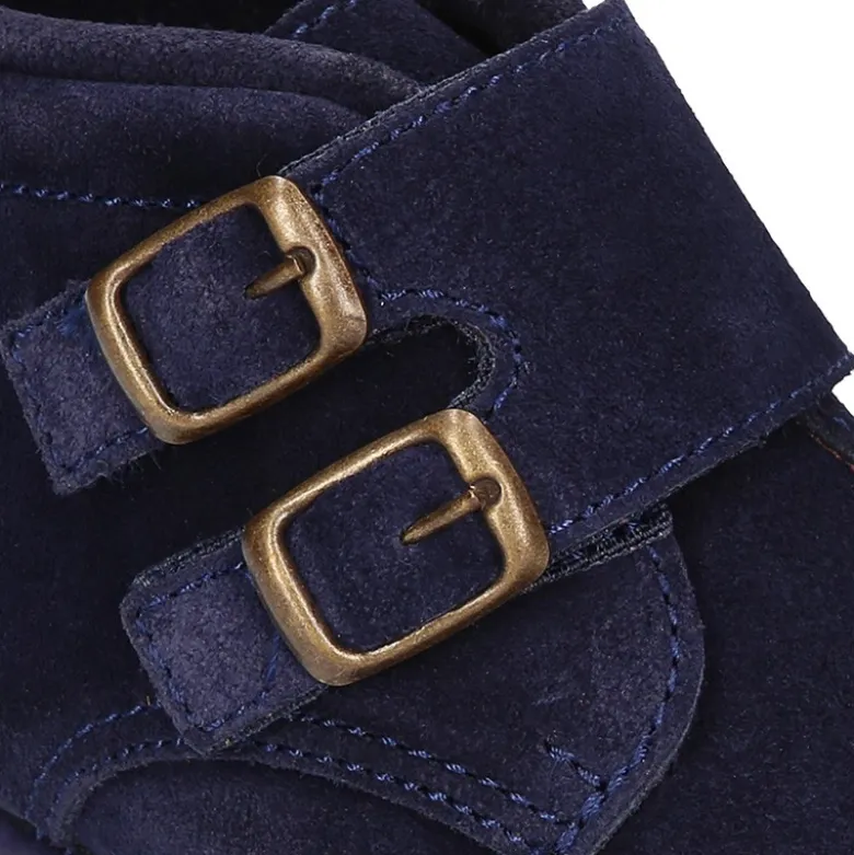 Botita clásica sin cordones tipo Blucher en piel serraje con picados.