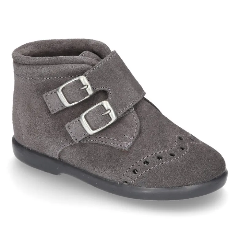 Botita clásica sin cordones tipo Blucher en piel serraje con picados.