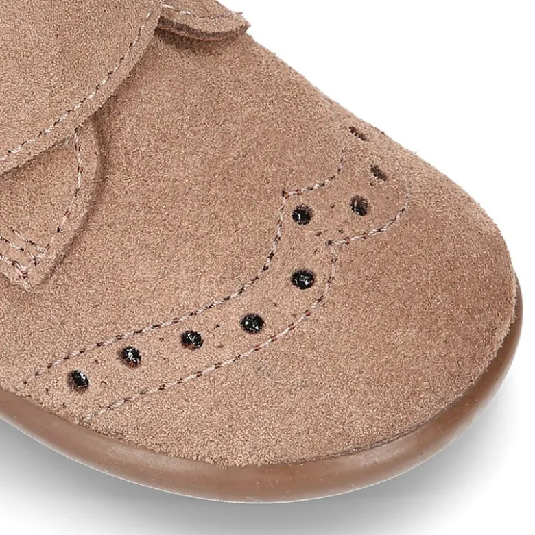 Botita clásica sin cordones tipo Blucher en piel serraje con picados.