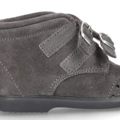 Botita clásica sin cordones tipo Blucher en piel serraje con picados.