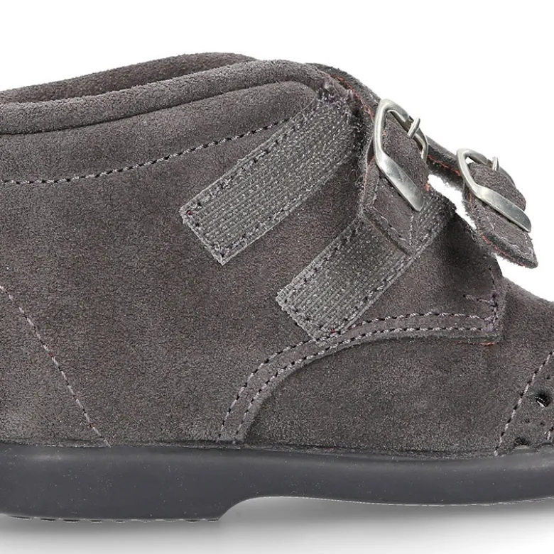 Botita clásica sin cordones tipo Blucher en piel serraje con picados.