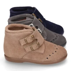 Botita clásica sin cordones tipo Blucher en piel serraje con picados.
