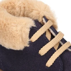 Botita con cuello de PELO con cordones en piel serraje.