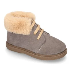 Botita con cuello de PELO con cordones en piel serraje.