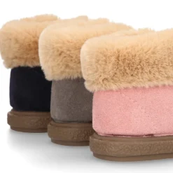 Botita con cuello de PELO con cordones en piel serraje.