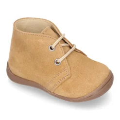 Botita con puntera, talonera y cordones en serraje para pequeños.