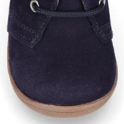 Botita con puntera, talonera y cordones en serraje para pequeños.