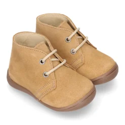 Botita con puntera, talonera y cordones en serraje para pequeños.