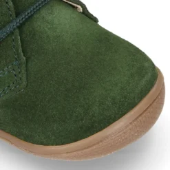 Botita con puntera, talonera y cordones en serraje para pequeños.